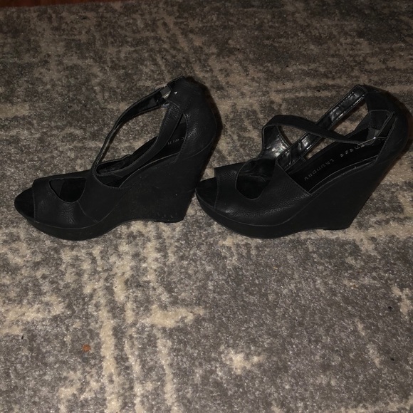 Criss cross Chinese Laundry wedges - Picture 2 of 4